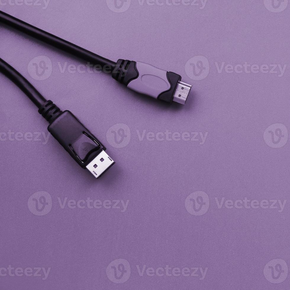 Audio-Video-HDMI-Computerkabelstecker und vergoldeter 20-poliger Displayport-Stecker für eine einwandfreie Verbindung auf violettem Hintergrund foto