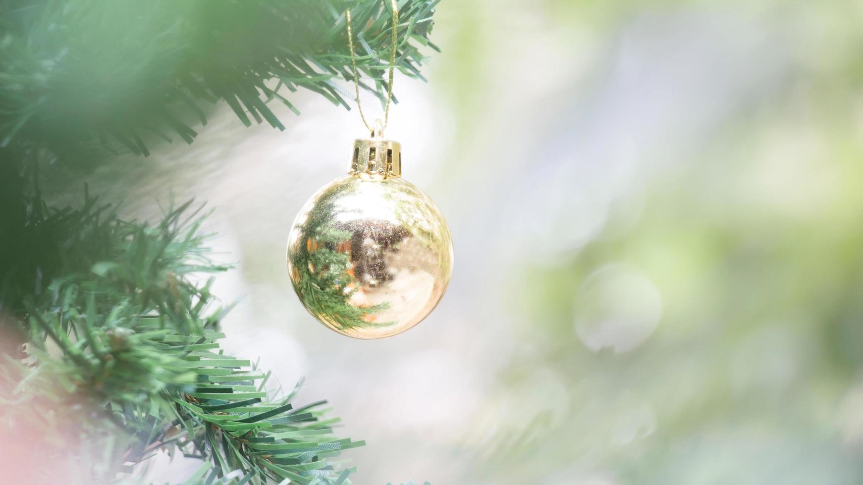 nahaufnahme des goldballs für weihnachts- oder neujahrsdekorationshintergrund foto