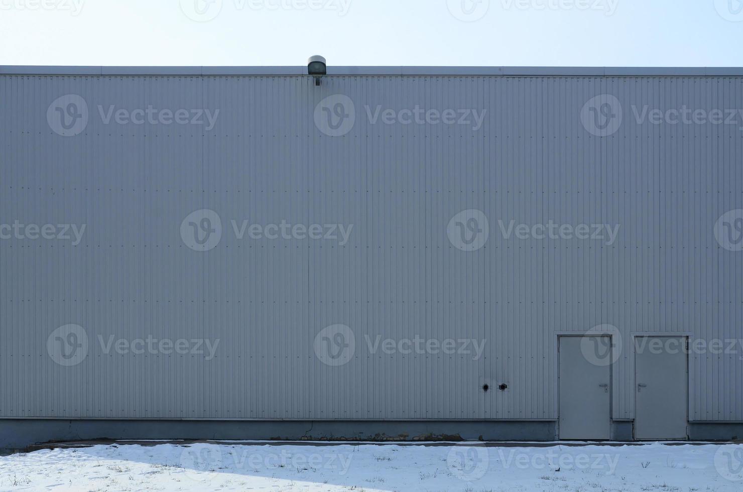 Textur einer hohen Metallwand eines Industriegebäudes ohne Fenster foto