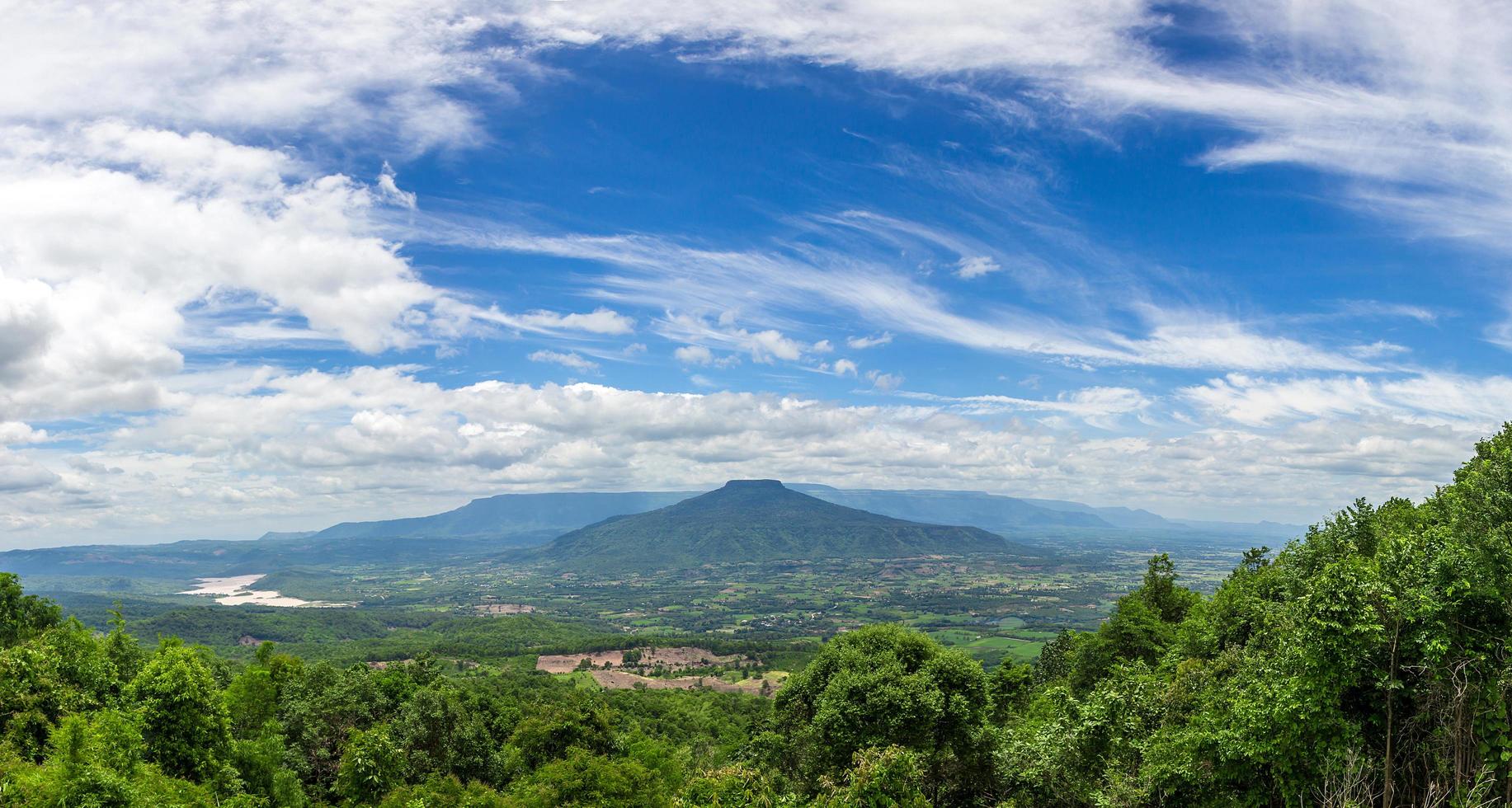 schöner weitwinkelblick auf die berge, berg fuji in thailand wahrzeichen schöner ort für touristen phu pa po, provinz loei foto