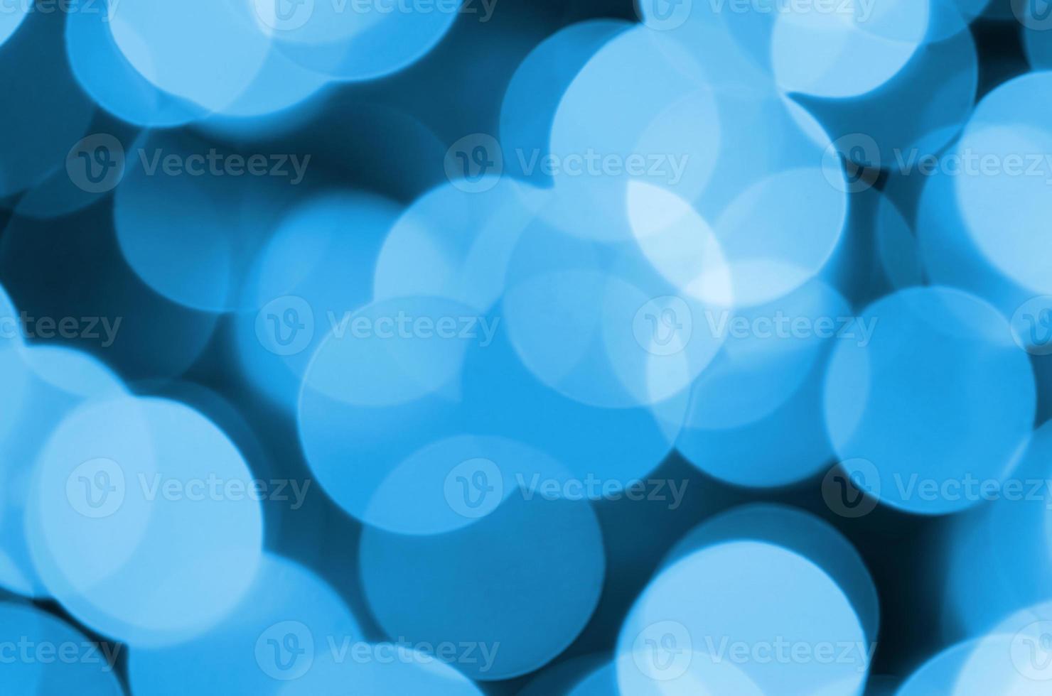 blauer festlicher weihnachtseleganter abstrakter hintergrund mit vielen bokeh-lichtern. defokussiertes künstlerisches Bild foto