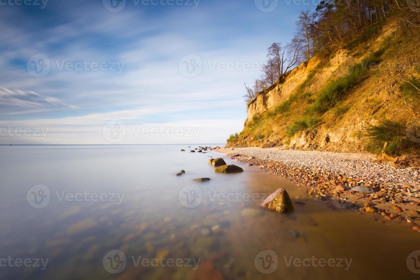 schöne baltische Küste mit großer Klippe in Gdynia Orlowo. foto