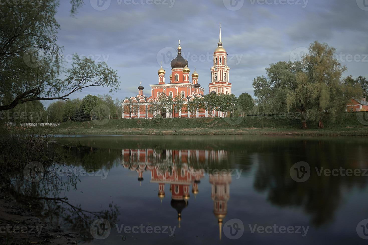 die auferstehungskathedrale in staraya russa spiegelt sich im fluss wider. Frühlingslandschaft. foto