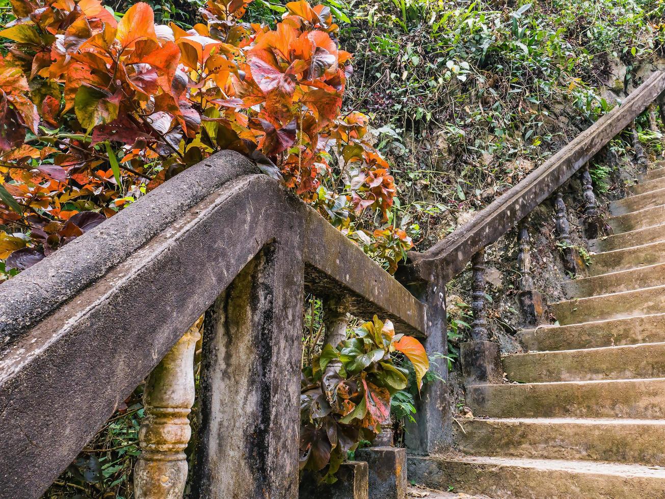 treppen zur tham chang höhle vangvieng stadt laos.vangvieng stadt die berühmte urlaubszielstadt in laos. foto