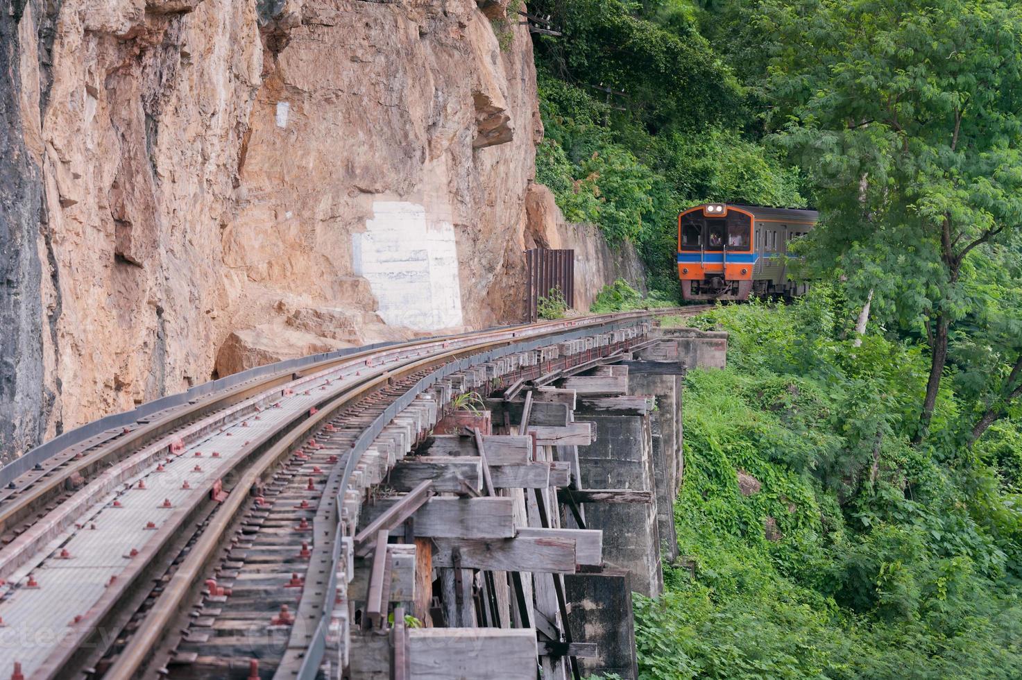 Zug auf alter Schiene neben Klippe. foto