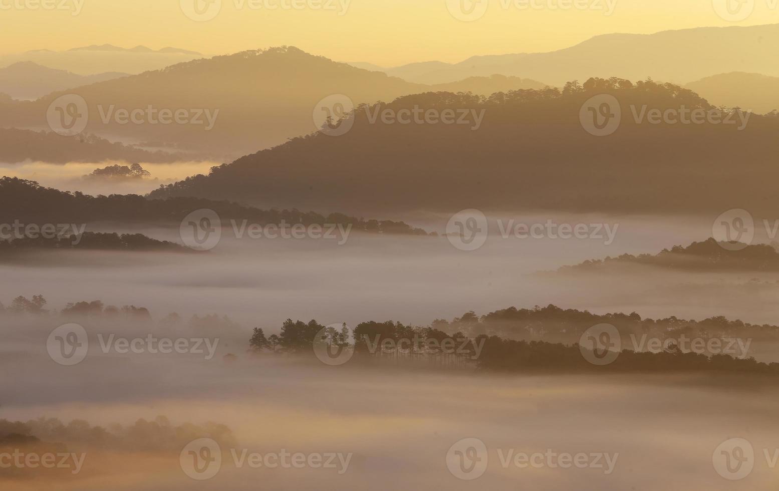 Berg, Nebel und Sonnenlicht im Morgengrauen foto