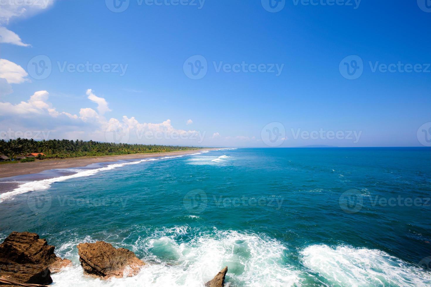 Strandküste ultra weite Ansicht mit blauem Himmel in Indonesien foto