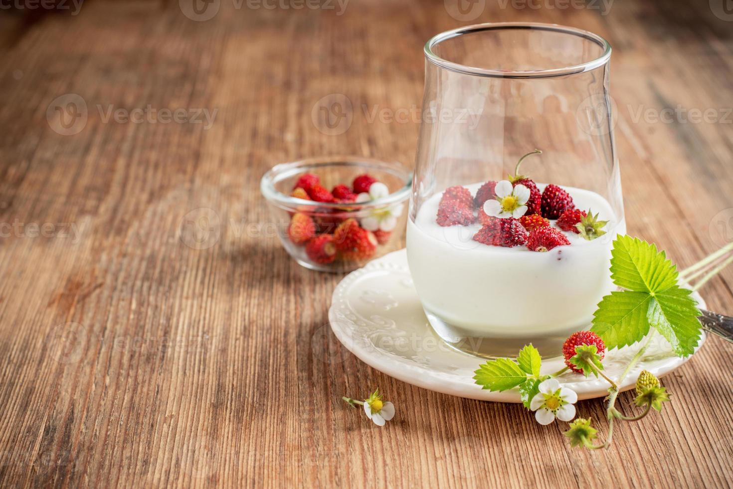 gesunde Frühstückstasse frischer Milchjoghurt mit Walderdbeeren foto