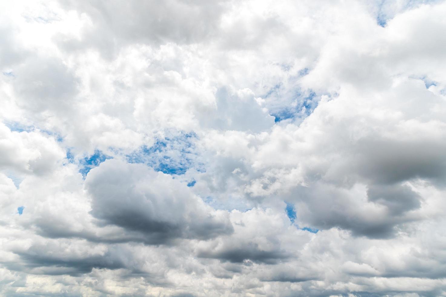 Sturmwolken schweben an einem regnerischen Tag mit natürlichem Licht. cloudscape landschaft, bewölktes wetter über blauem himmel. weißer und grauer wolkenszenischer naturumwelthintergrund foto