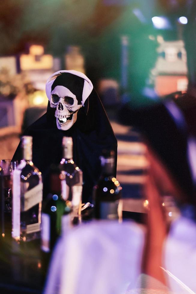 halloween-dekorationen mit skelett und whisky foto