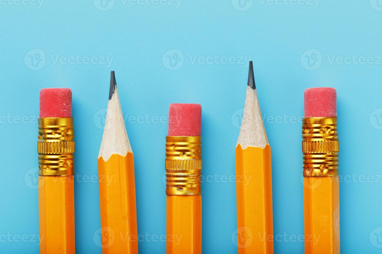 orange Bleistifte mit einem Radiergummi auf blauem Hintergrund. foto