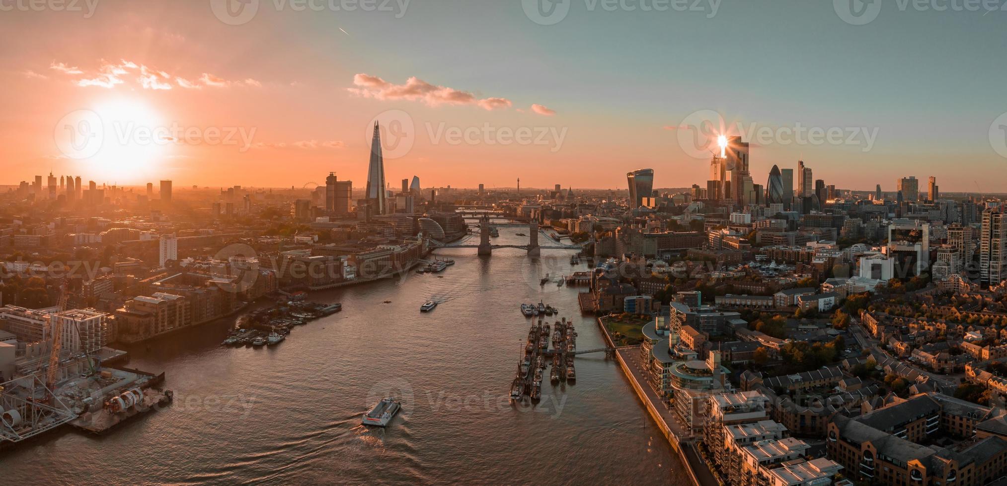 Luftaufnahme der Londoner Tower Bridge bei Sonnenuntergang. foto