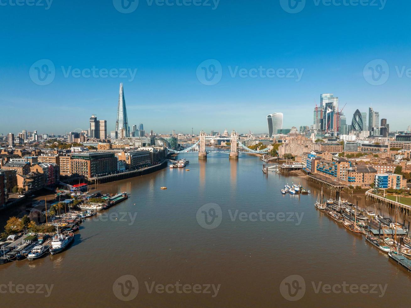 Panoramablick auf das Stadtbild aus der Luft auf London und die Themse foto