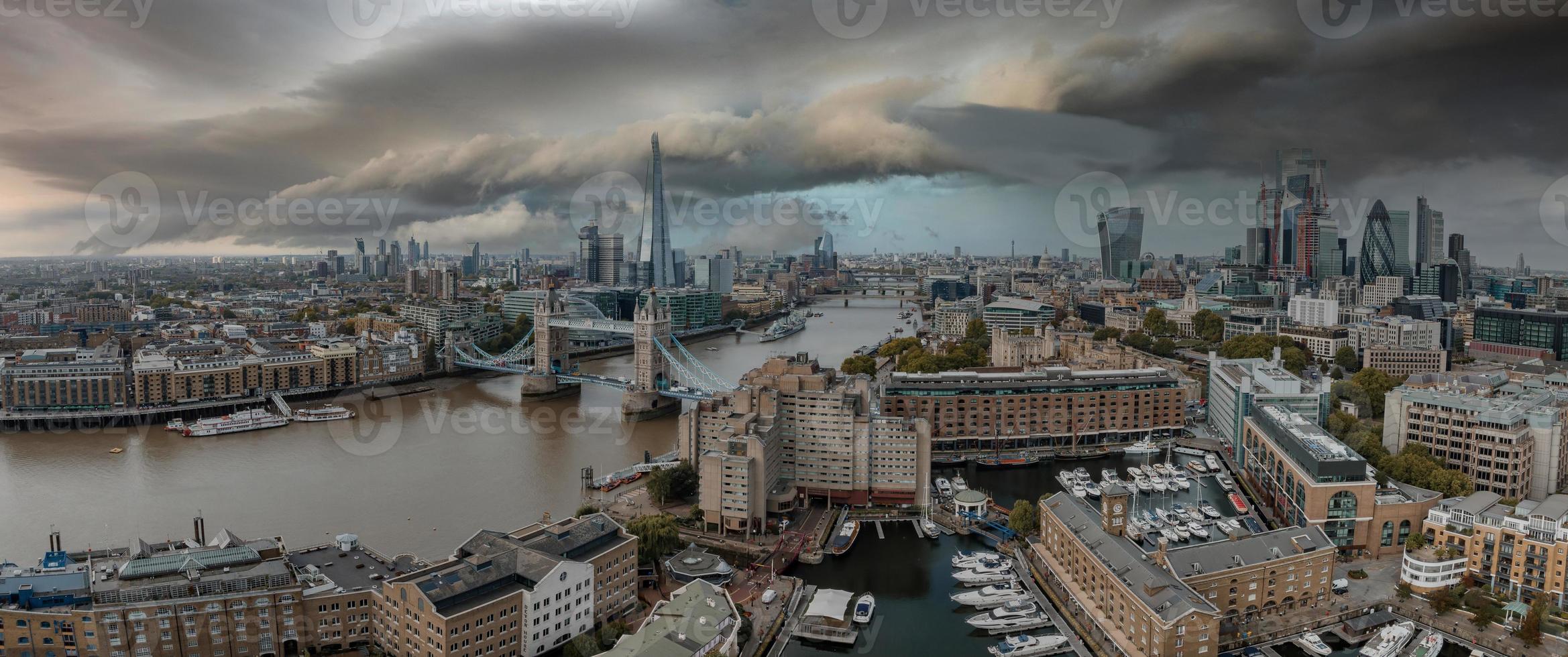 Luftaufnahme der Tower Bridge, Central London, vom Südufer der Themse. foto