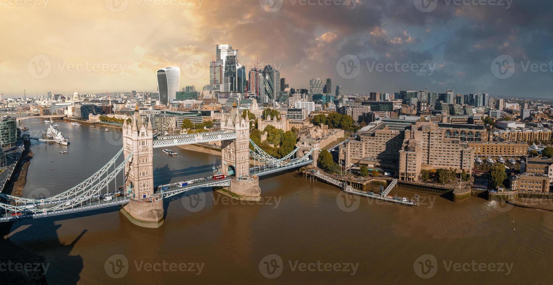 Panoramablick auf das Stadtbild aus der Luft auf London und die Themse foto