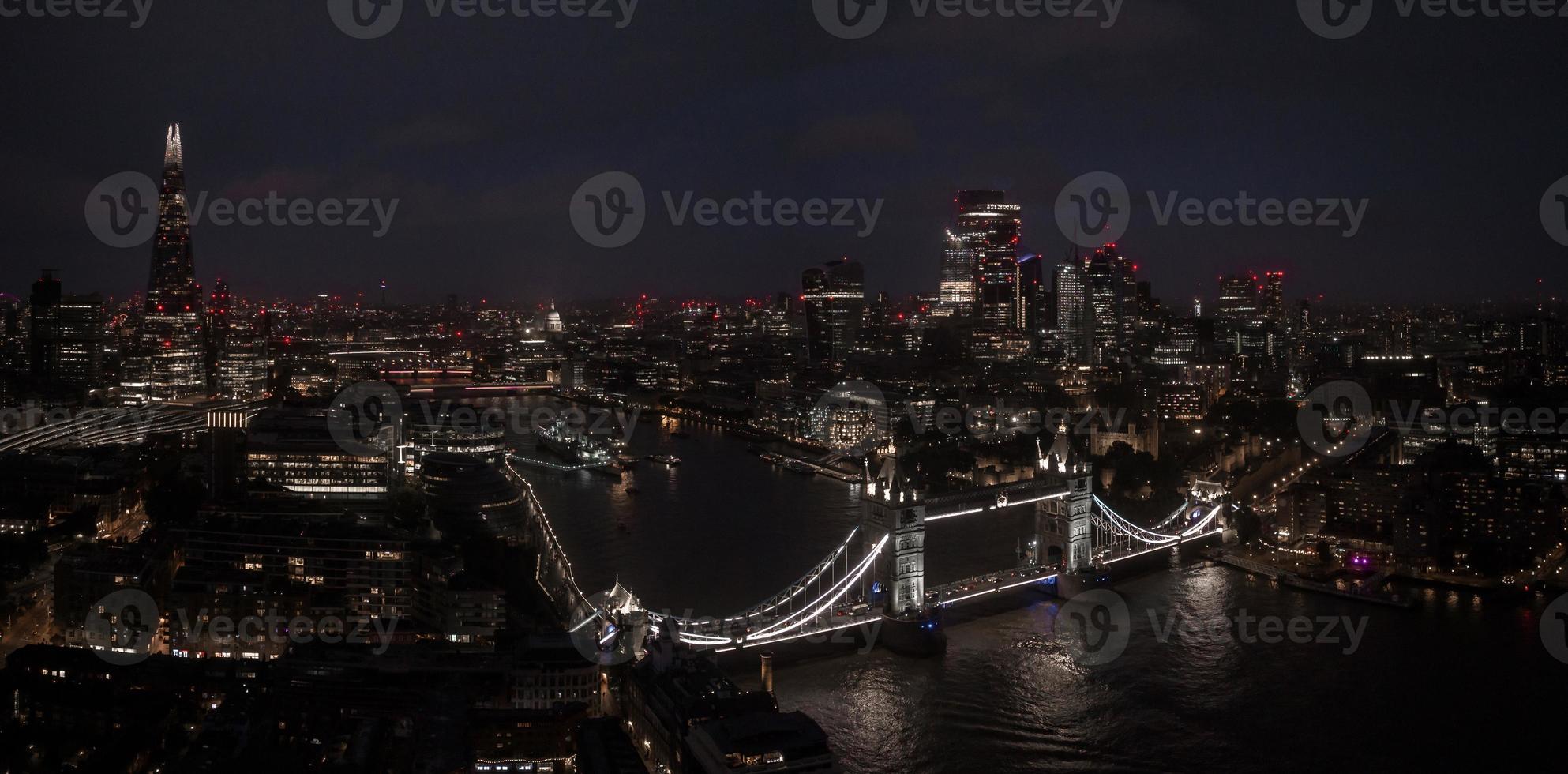 Luftaufnahme der beleuchteten Tower Bridge und der Skyline von London, Großbritannien foto