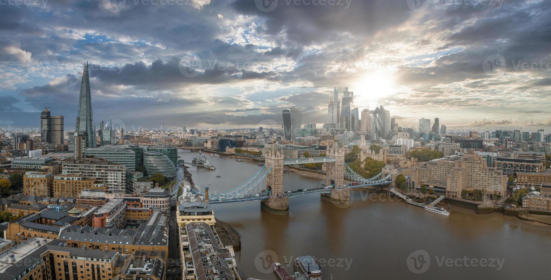 Luftaufnahme der Tower Bridge, Central London, vom Südufer der Themse. foto