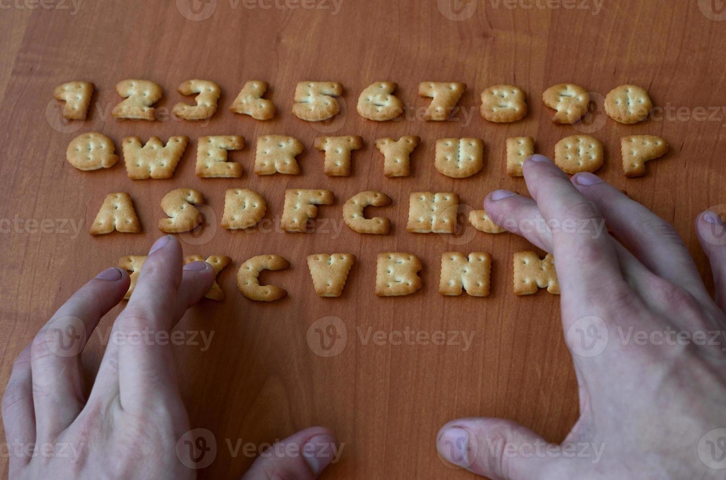 Hände auf Cracker-Tastaturtasten foto