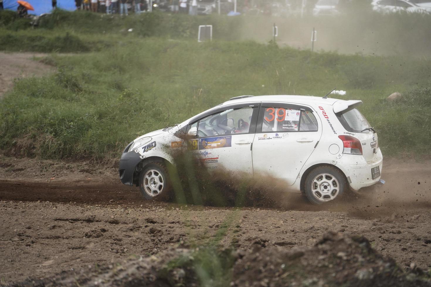 yogyakarta, indonesien - 16. oktober 2022 - rennfahrer treten im sprint-rallye-jogja des king's cup an foto