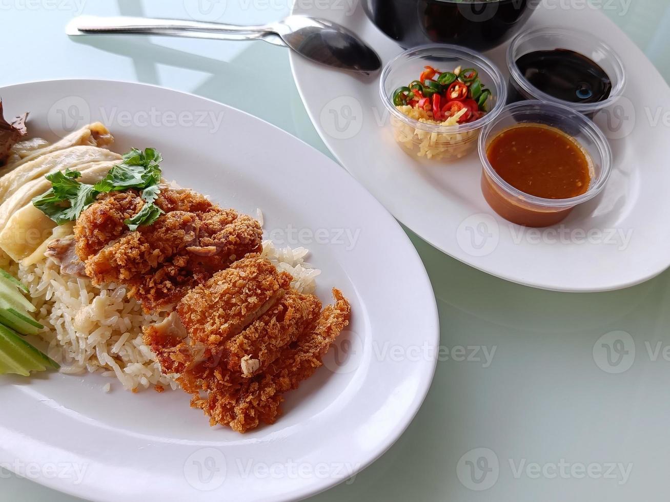 Gedämpfter Reis mit gekochtem Hähnchen, gemischt mit gebratenem Hähnchen, Seitenansicht. das beliebteste streetfood in thailand heißt khao mun gai. foto