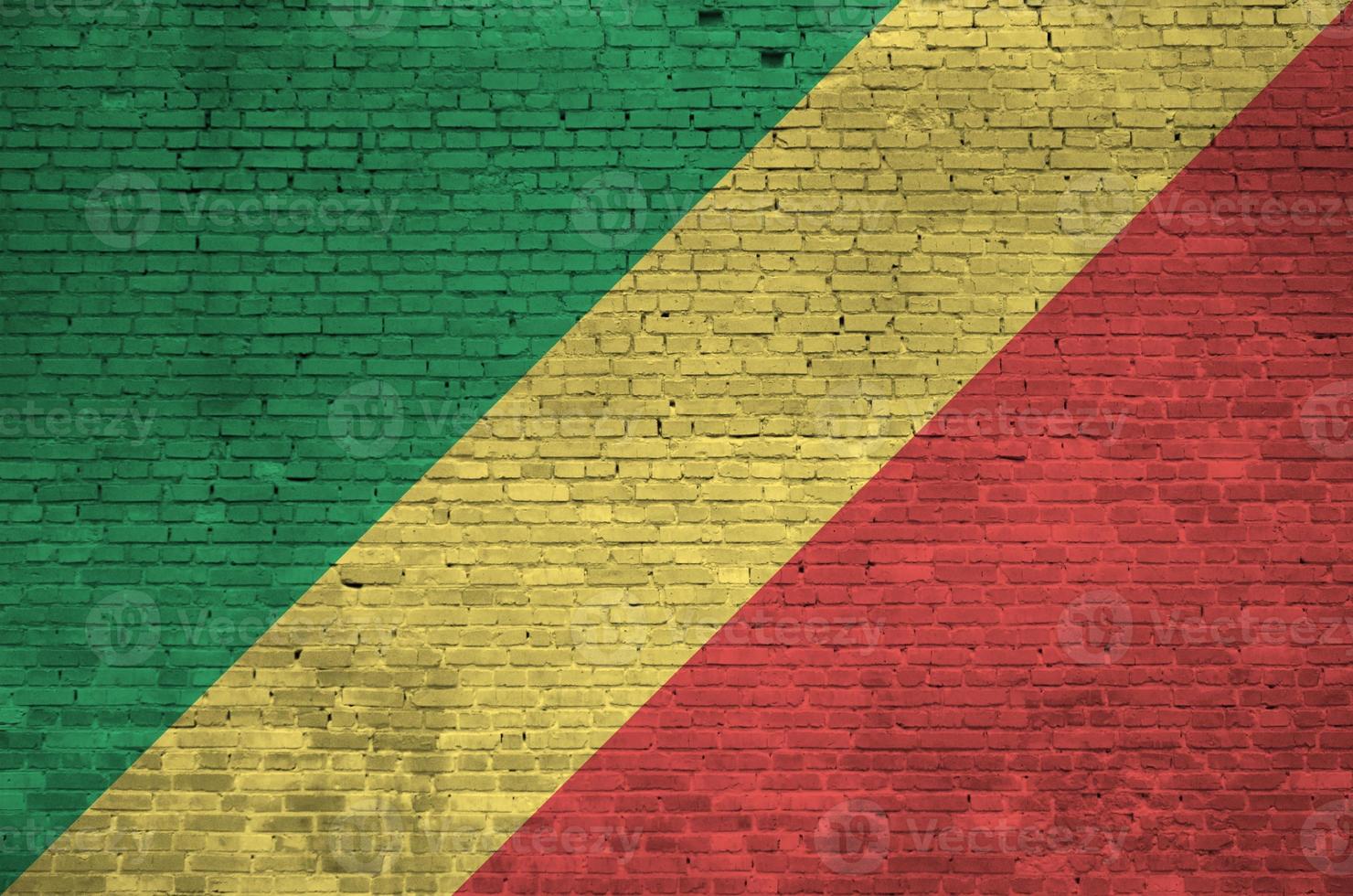 Kongo-Flagge in Lackfarben auf alter Backsteinmauer dargestellt. strukturiertes banner auf großem backsteinmauermauerwerkhintergrund foto