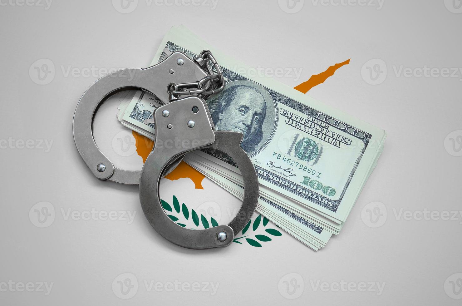 Zypern-Flagge mit Handschellen und einem Bündel Dollar. Währungskorruption im Land. Finanzkriminalität foto