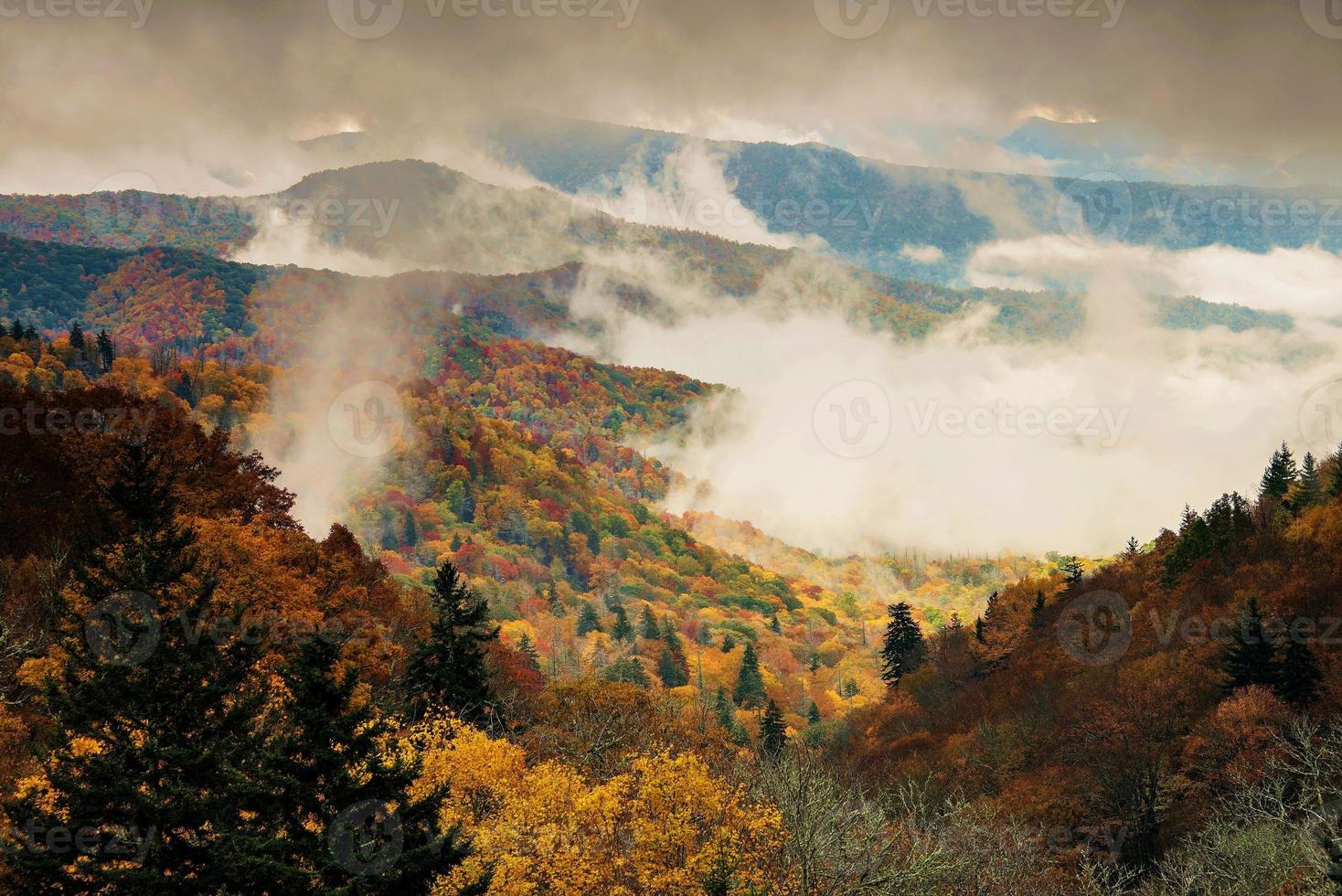 Oconaluftee-Tal mit Blick auf den Nationalpark der großen Rauchberge im Nebel foto