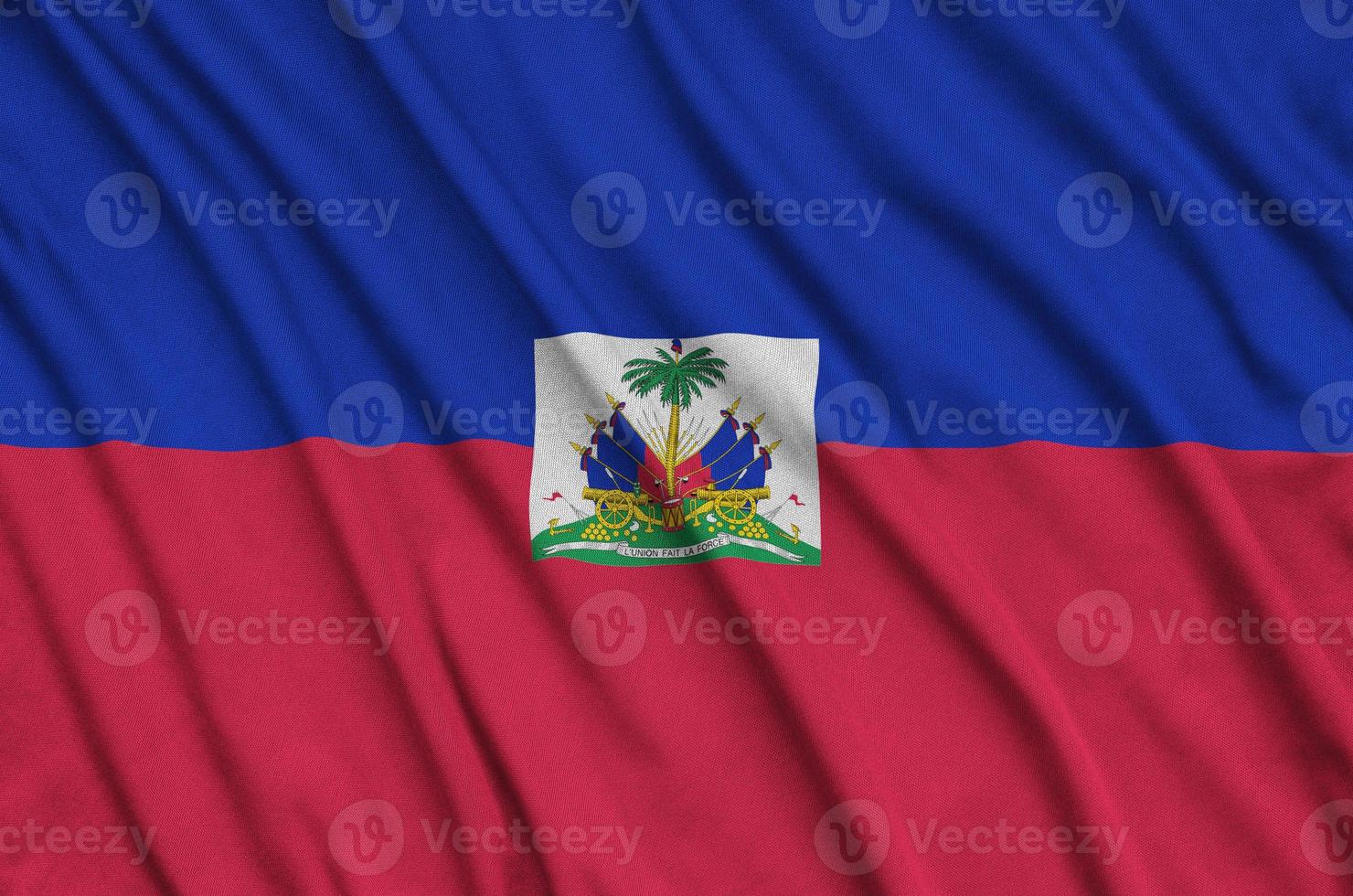 Die Haiti-Flagge ist auf einem Sportstoff mit vielen Falten abgebildet. Sportteam-Banner foto