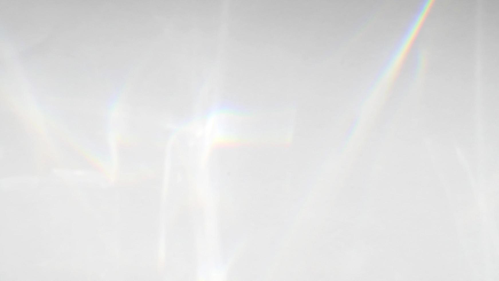 abstrakte regenbogenstrahlen aus lichtschatten überlagern effekt vom sonnenlicht auf weißem hintergrund, modell und hintergrund, minimaler effekttrend foto