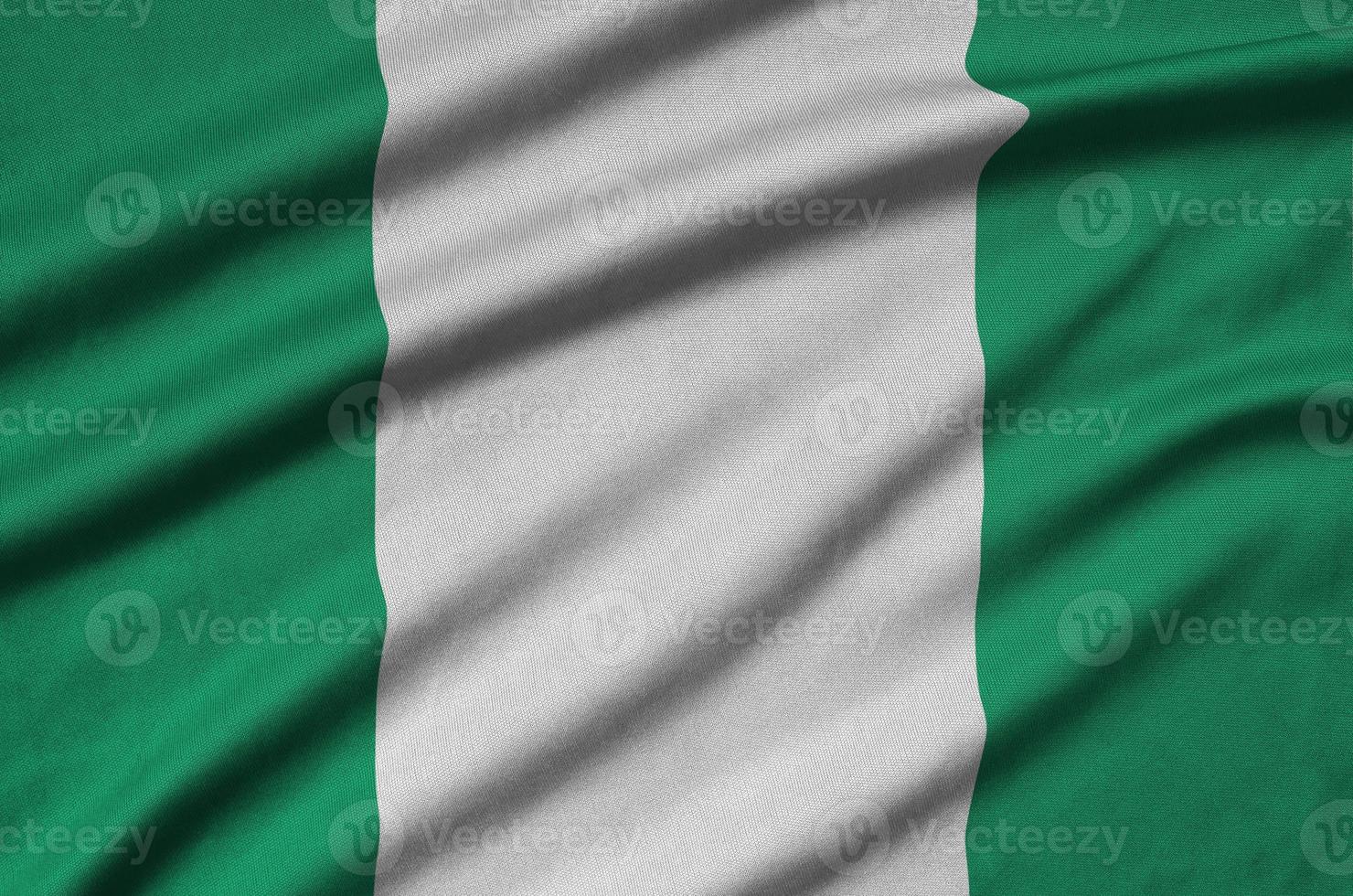 Die Nigeria-Flagge ist auf einem Sportstoff mit vielen Falten abgebildet. Sportteam-Banner foto