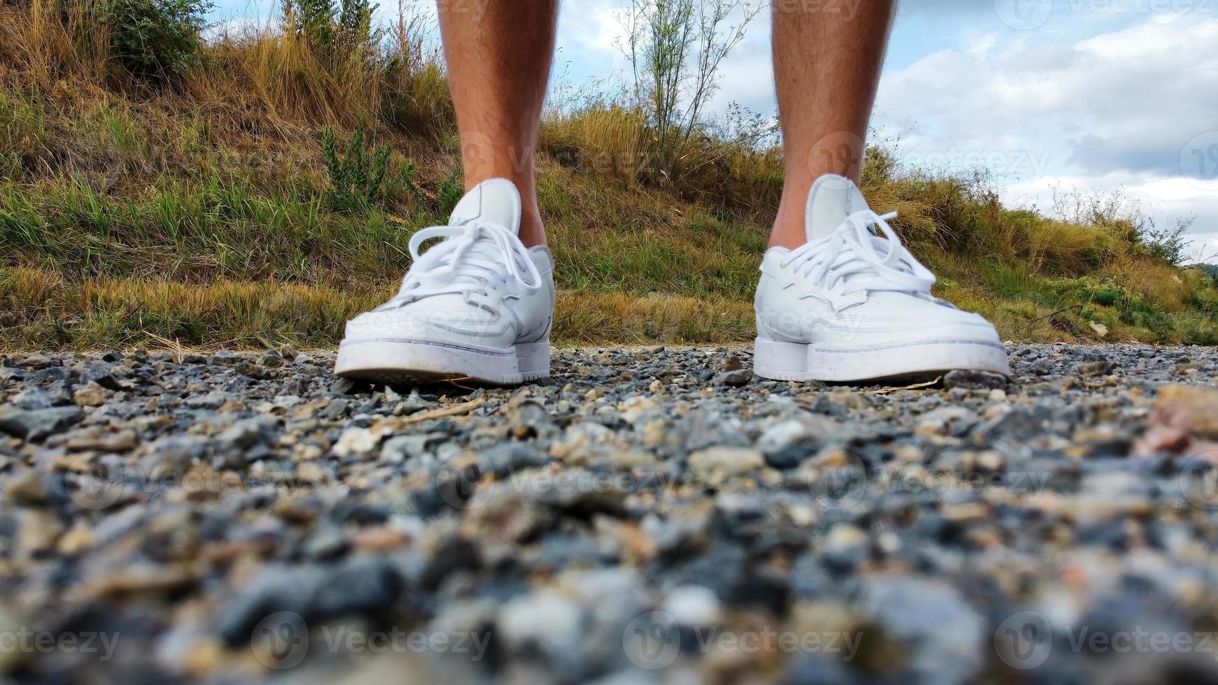 Nahaufnahme von Füßen in weißen Schuhen 1 foto