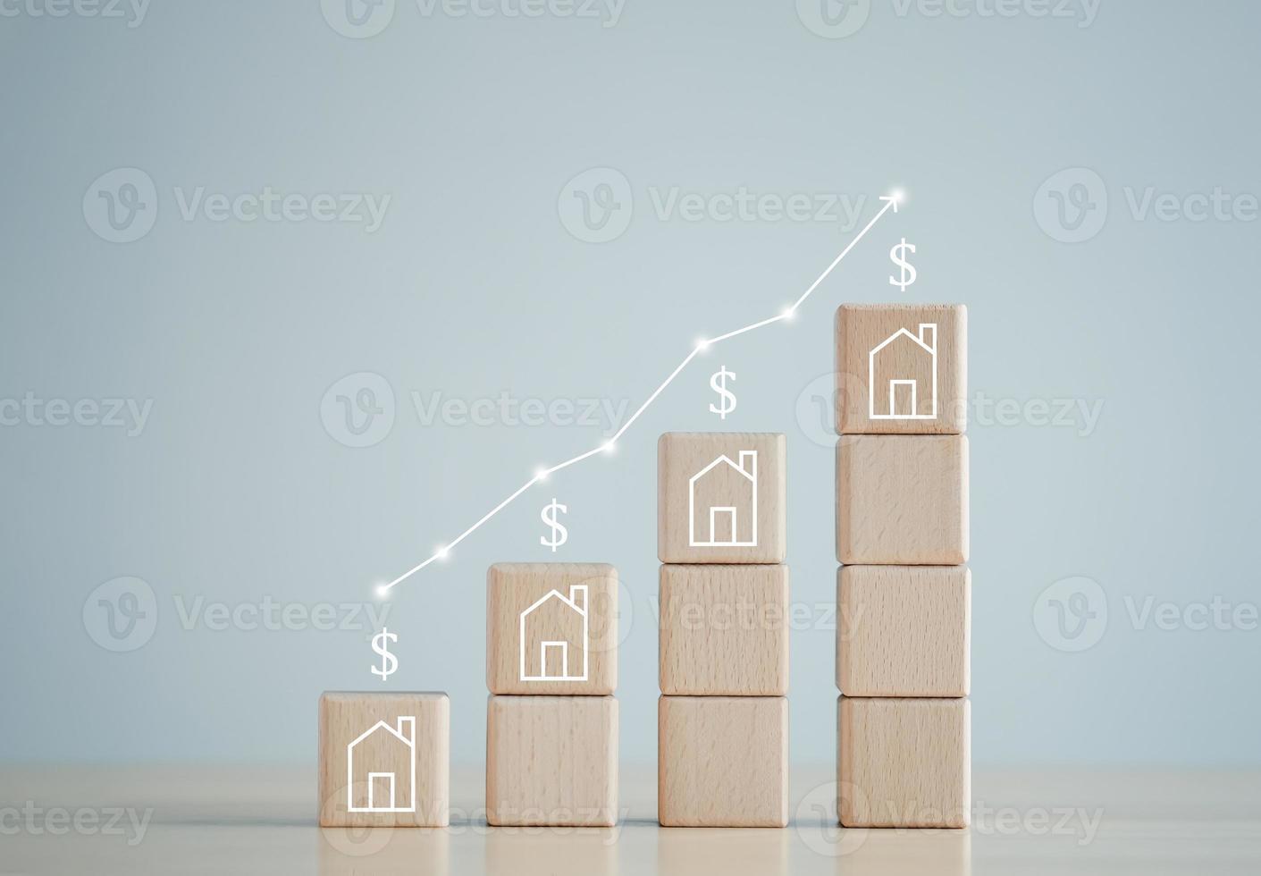 Immobilienkonzept. Immobilieninvestitionen, Darlehen, Steuern, Hypotheken, Erhöhung des Eigenheimpreises oder des Zinssatzes. Haus auf Holzblock mit Dollarzeichen und Anstieg des Liniendiagramms. foto