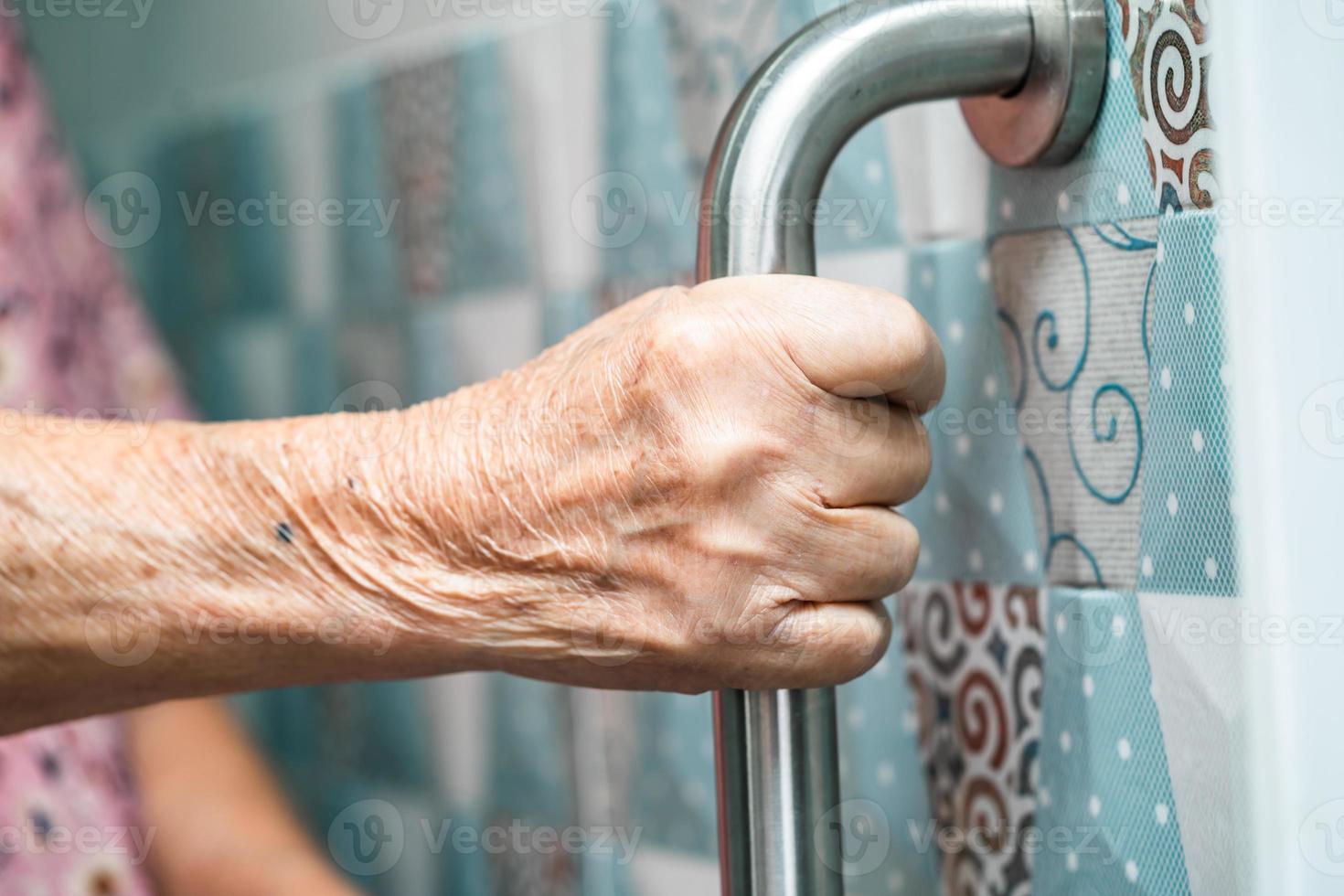 asiatische Senioren oder ältere alte Damenpatienten benutzen Toiletten-Badezimmer-Griffsicherheit in der Krankenstation, gesundes starkes medizinisches Konzept. foto