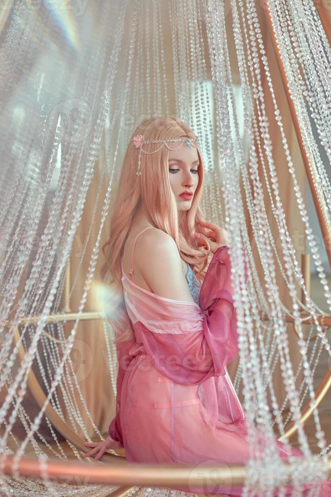 Schönheitsporträt der Anime-Prinzessin Elfenfrau mit rosa Haaren in Unterwäsche. fabelhafter magischer Look, wunderschönes rosa Make-up. Randkrone auf dem Kopf einer Frau foto