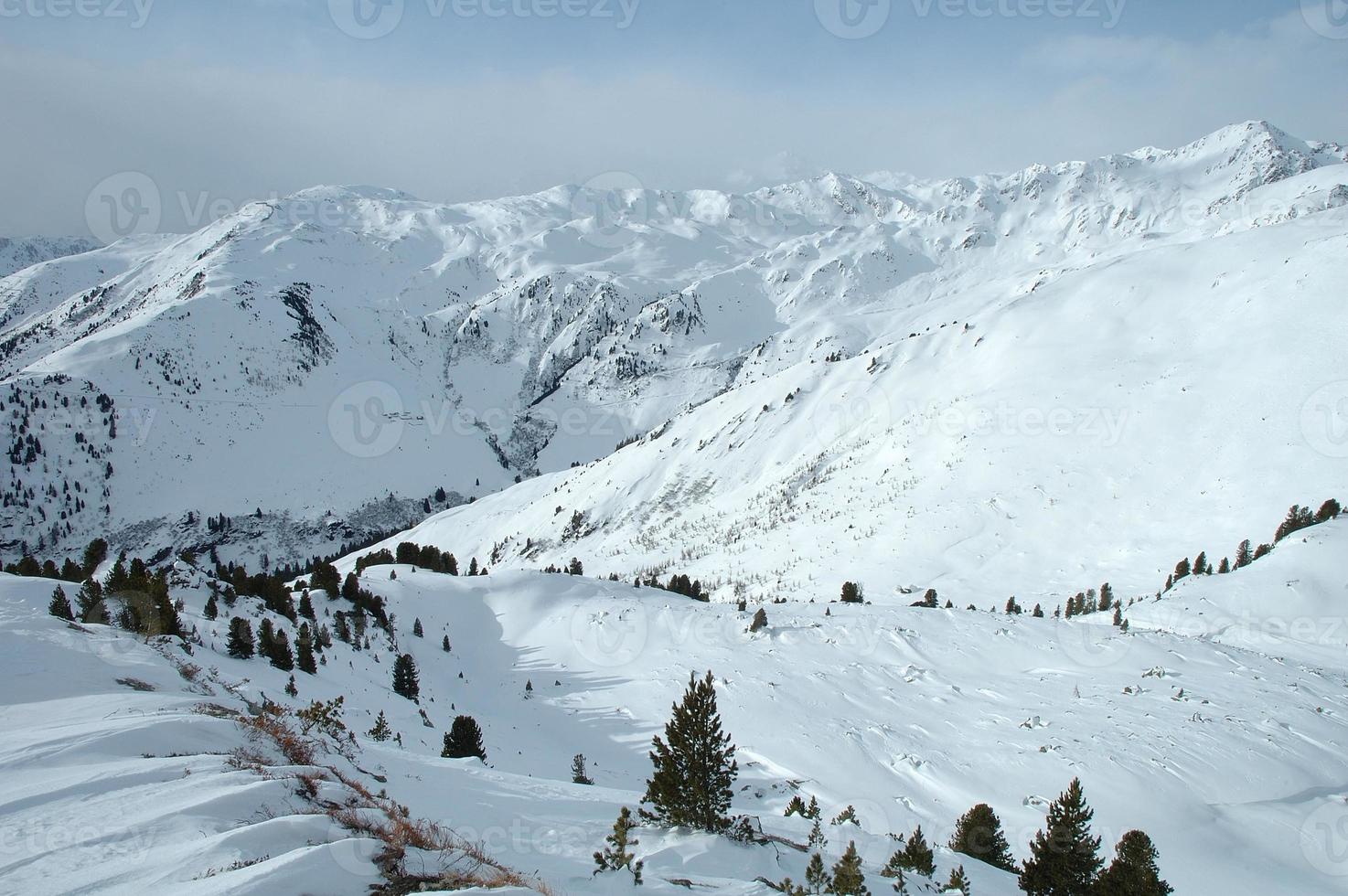 Tal in den Alpen im Winter foto