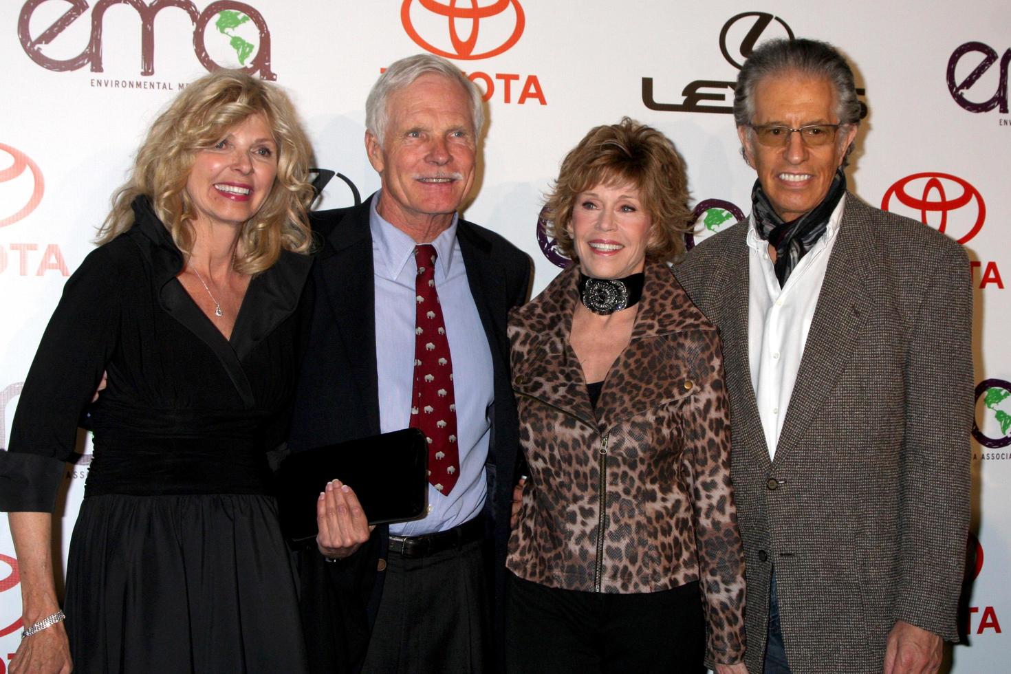 los angeles, 16. oktober - gast, ted turner, jane fonda, rixhard perry kommt bei den umweltmedienpreisen 2010 in den warner brothers studios am 16. oktober 2010 in burbank, ca foto