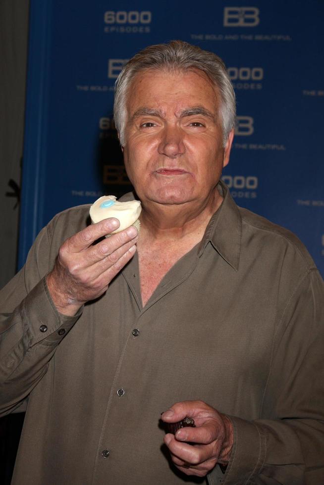 los angeles, 7. feb - john mccook bei der feier der 6000. show in the bold and the beautiful bei cbs tv city am 7. februar 2011 in los angeles, ca foto