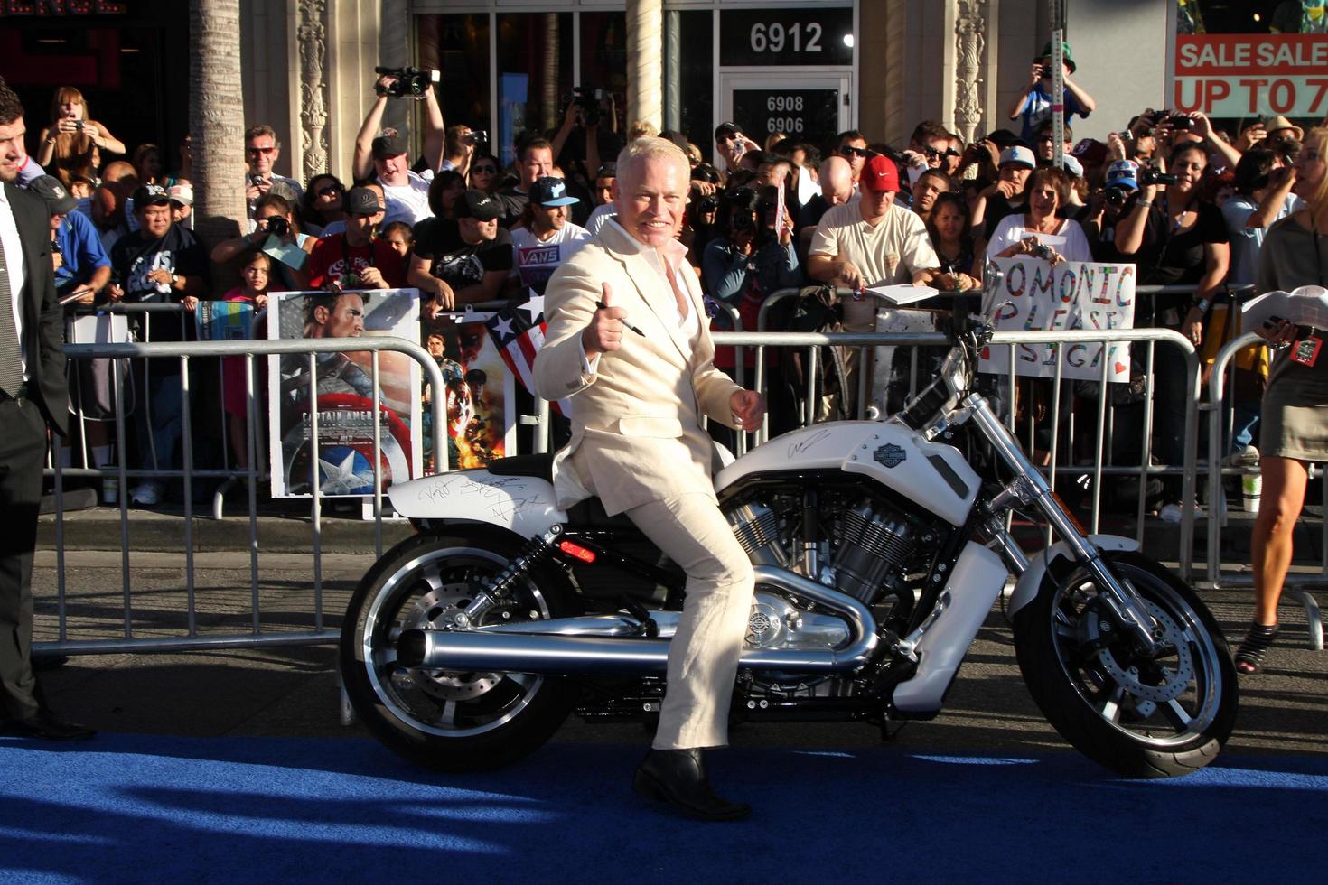 los angeles, 19. juli - neal mcdonough kommt im kapitän amerika an - die erste avenger-premiere im el capitan theater am 19. juli 2011 in los angeles, ca foto