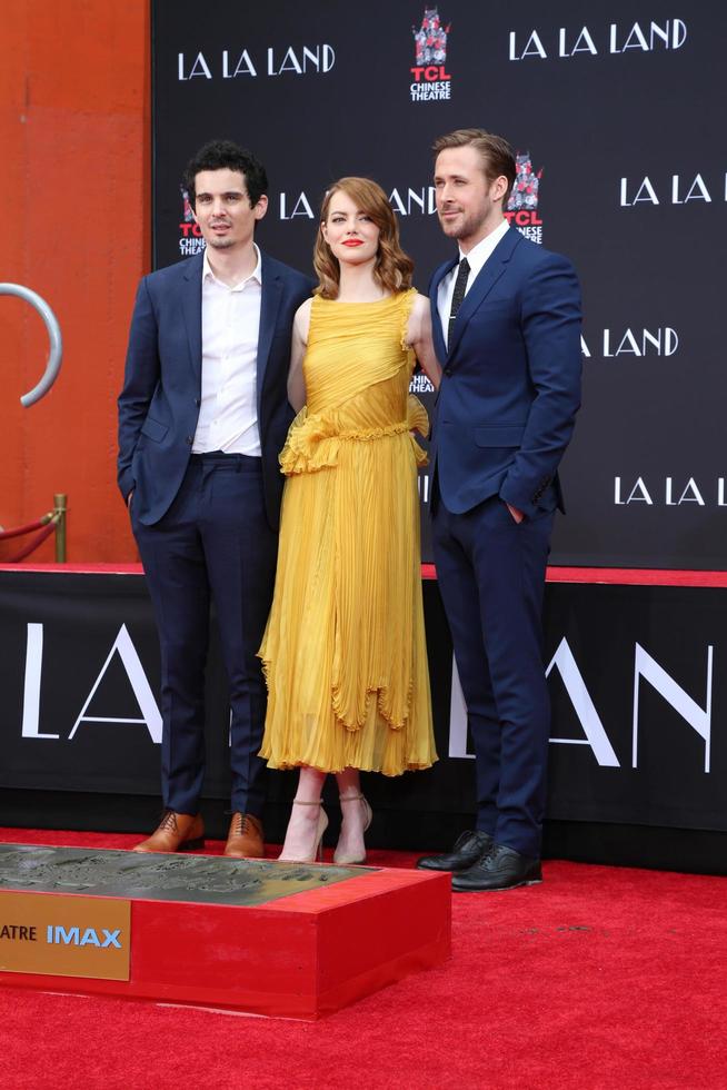 los angeles, 7. dezember - damien chazelle, emma stone, ryan gosling bei der hand- und fußabdruckzeremonie von emma stone und ryan gosling im tcl chinese theater am 7. dezember 2016 in los angeles, ca foto