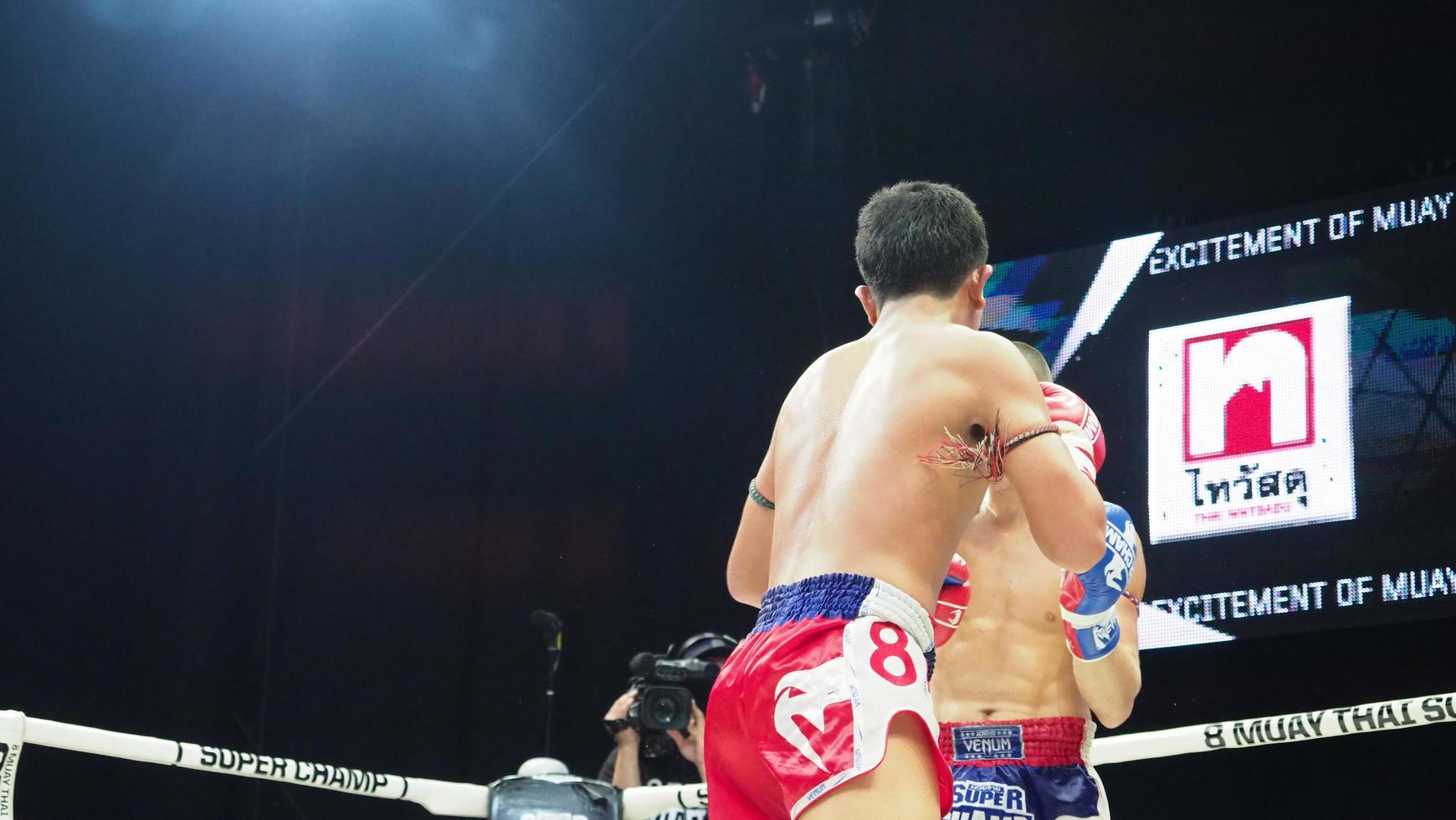 bangkok thailand 11. november 2018. nicht identifiziertes thailändisches und ausländisches kickboxen foto