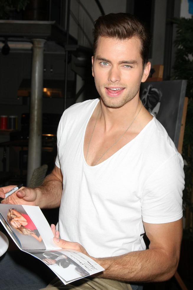 los angeles, 14. august - pierson fode beim bold and beautiful fan event friday in der cbs tv city am 14. august 2015 in los angeles, ca foto