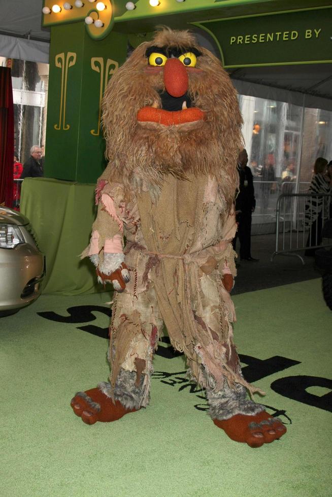 los angeles, 12. nov - sweetums kommt zur muppets-weltpremiere im el capitan theater am 12. november 2011 in los angeles, ca foto