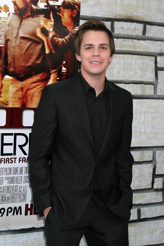 los angeles, 11. april - johnny simmons kommt am 11. april 2011 in los angeles, ca foto