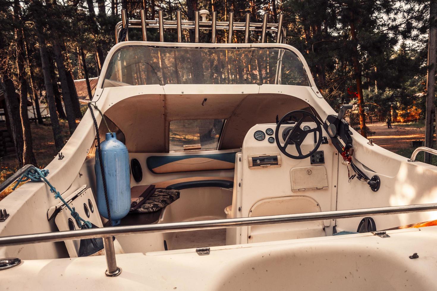 das Cockpit eines Schnellbootes, das Innere eines Vergnügungsbootes für Erholungs- und Angeltouristen foto