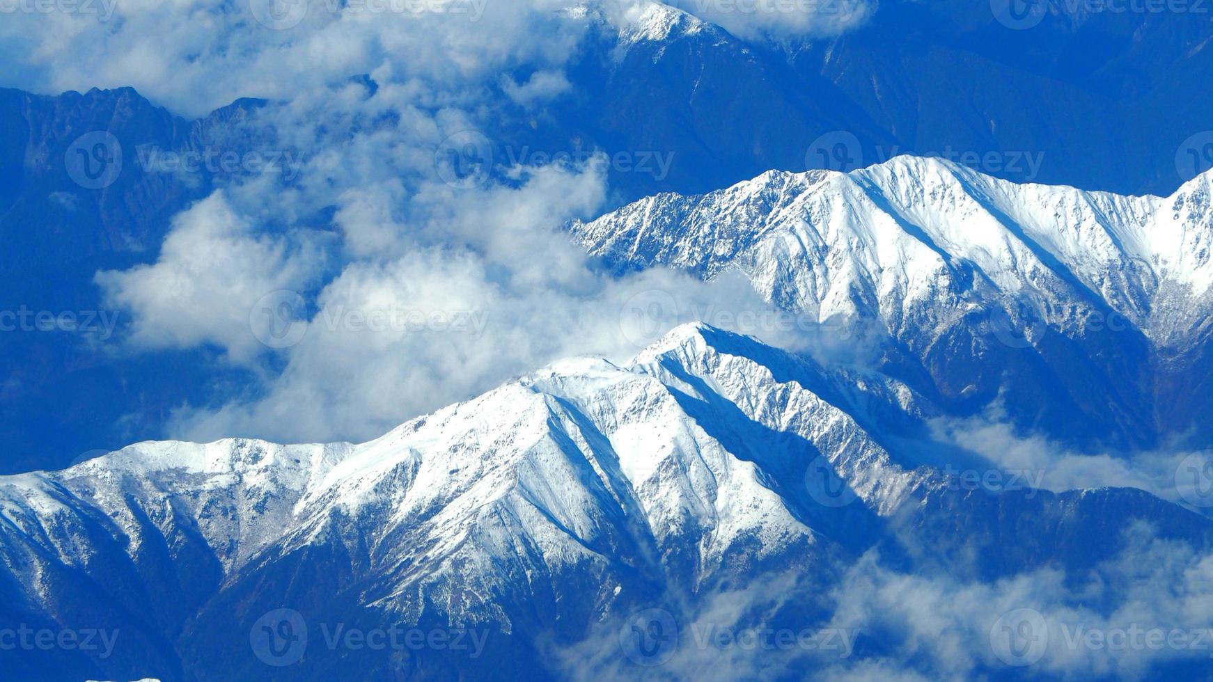 Draufsichtwinkelbilder von Schneehügeln rund um den Fuji-Berg foto