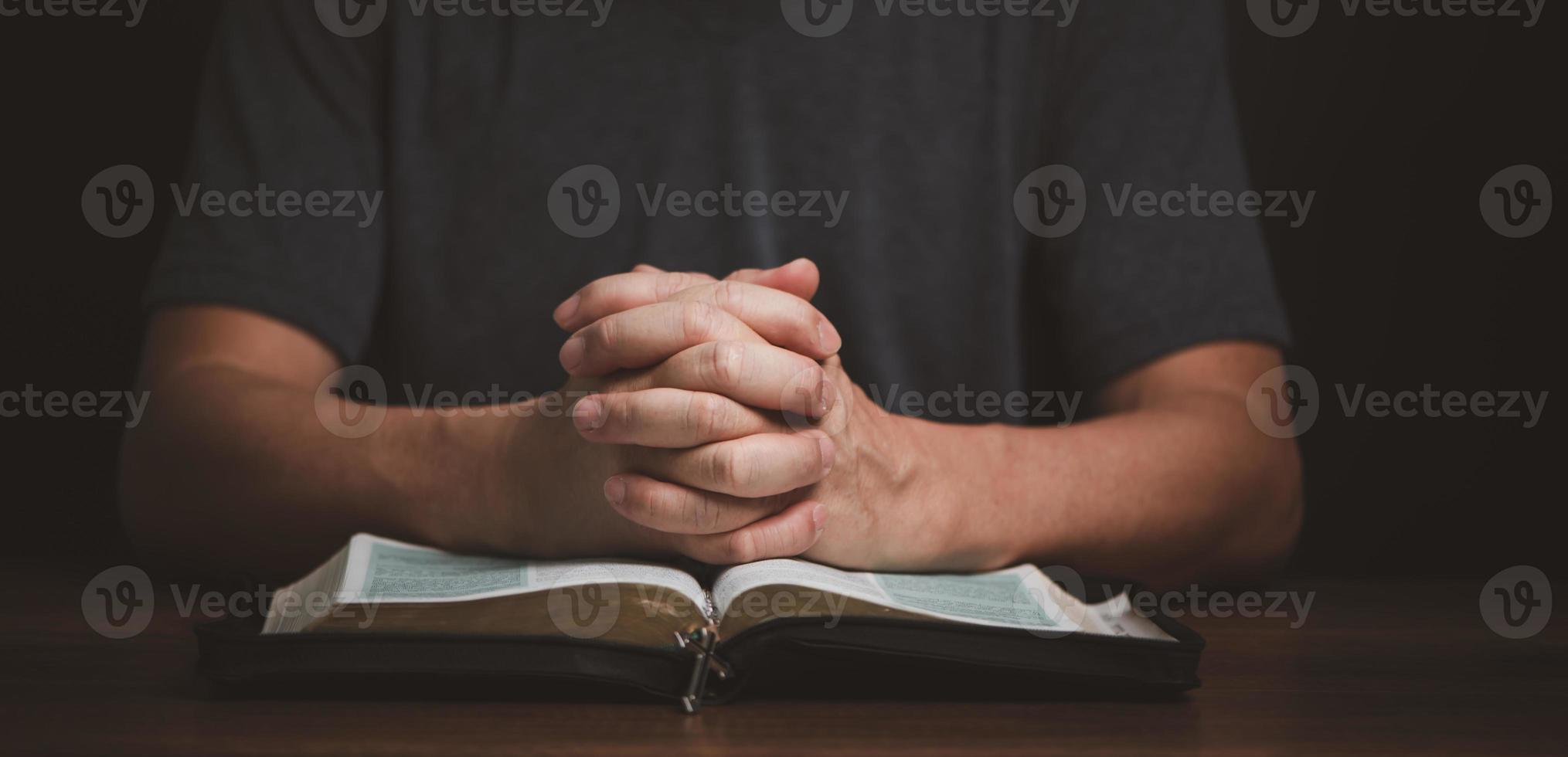 Bibelbuch mit betenden Händen mit Glauben an Religion und Glauben an Gott. Kraft der Hoffnung und Hingabe, Bannerkopierraum. foto