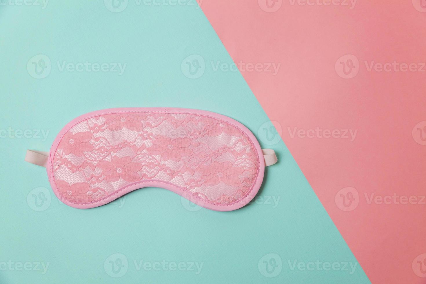 schlafender augenmaskenwecker lokalisiert auf blauem rosa pastellbuntem trendigem geometrischem hintergrund. Stör mich nicht, lass mich schlafen. ruhe, gute nacht, siesta, schlaflosigkeit, entspannung, müde, reisekonzept. foto