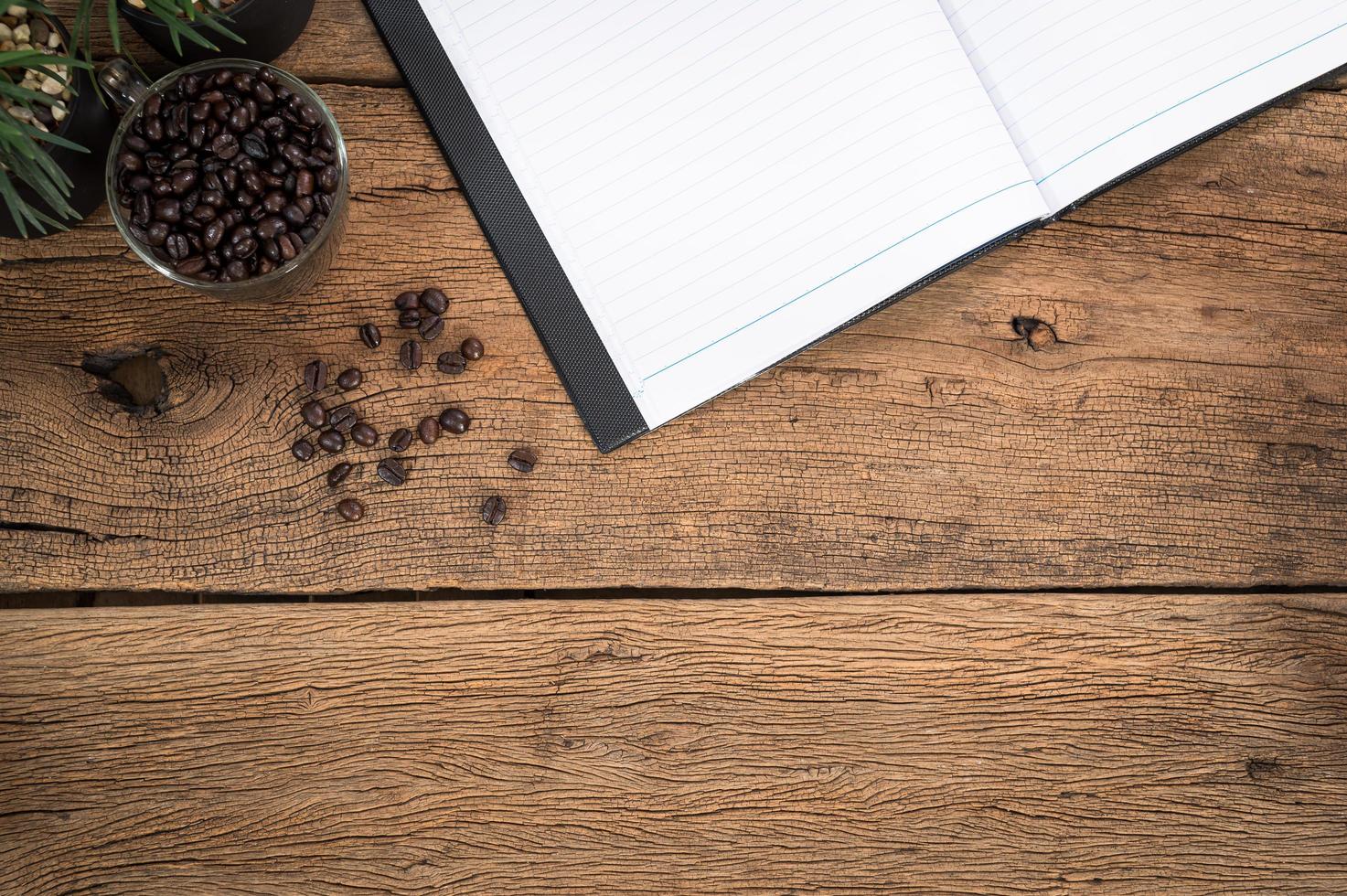 Notizbuch und Kaffee öffnen foto