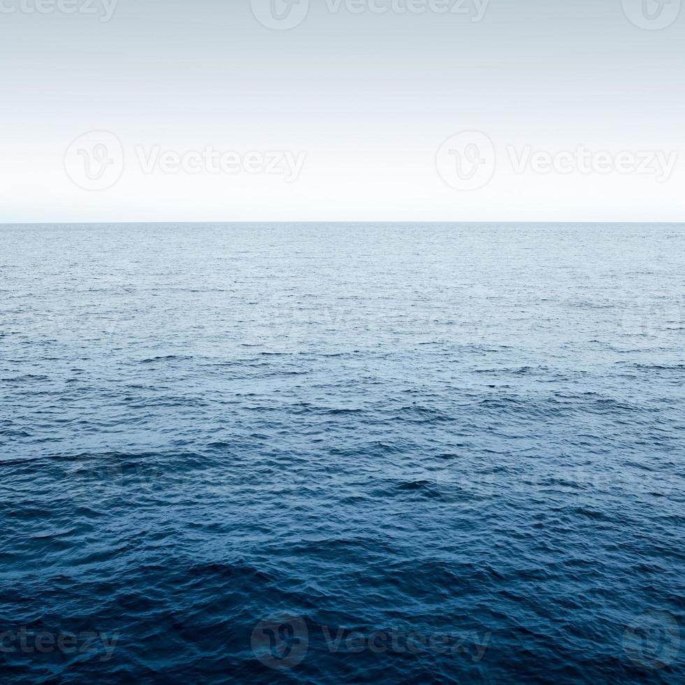 blauer Ozean mit Wellen foto
