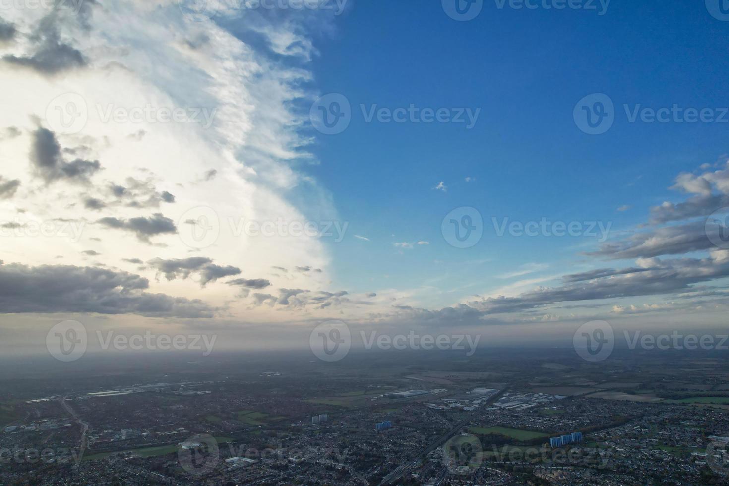 Die schönsten Wolken und der Himmel über der Stadt London Luton in England, Großbritannien foto